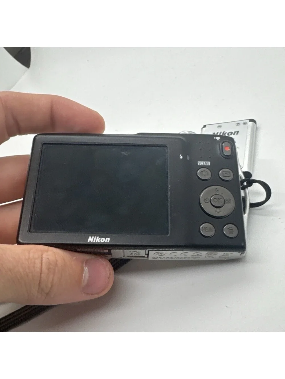 Nikon COOLPIX S3300 16.0MP Silver Digital Camera W/ Battery No Charger Tested